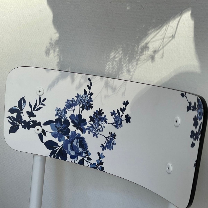 Chaise d’écolier Adulte Suzie – imprimé Dossier vaisselle d'antan - Assise Blanc- Pieds Blancs