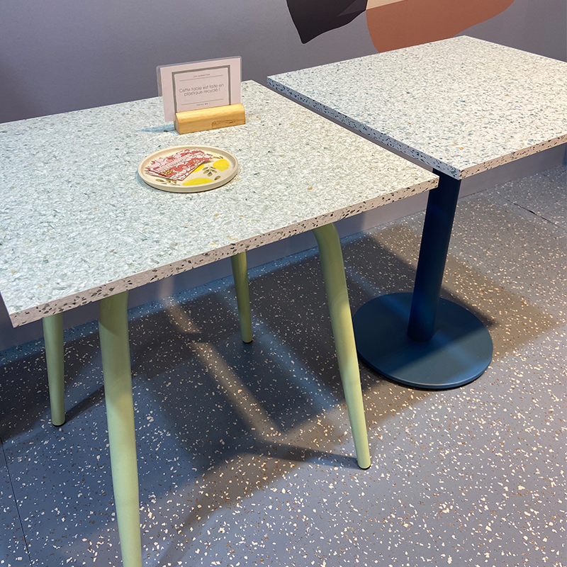 Table en Plastique Recyclé Vert - Pieds Noirs - 65x60