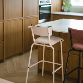 Chaise de Bar Suzie 65cm – Bi-matière Dossier Stratifié Rose Poudré & Assise Velours Côtelé Rose Poudré - Pieds Rose Poudré
