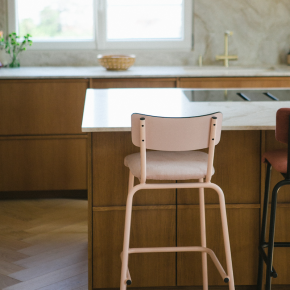 Chaise de Bar Suzie 65cm – Bi-matière Dossier Stratifié Rose Poudré & Assise Velours Côtelé Rose Poudré - Pieds Rose Poudré