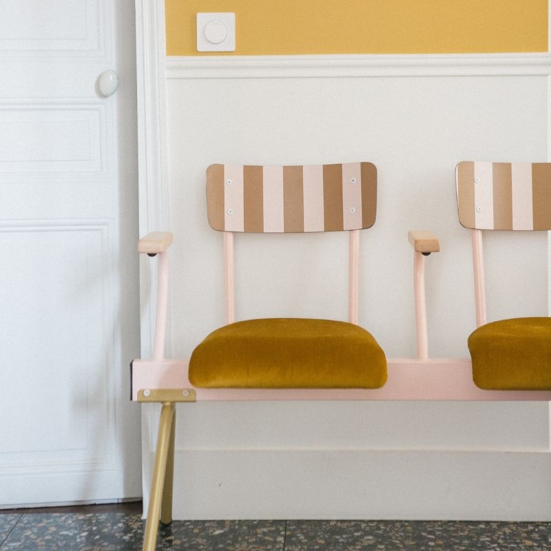 Banc Anouk 3 places - Dossiers French Riviera Ocre & Assises en velours Ocre, Structure & pieds Rose poudré