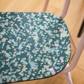 Chaise d’écolier Adulte Suzie Stratifié Dossier & Assise imprimé Minéral Bleu - pieds Rose Poudré
